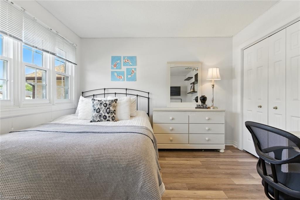580 Deerhurst Drive, Burlington, ON - Indoor Photo Showing Bedroom