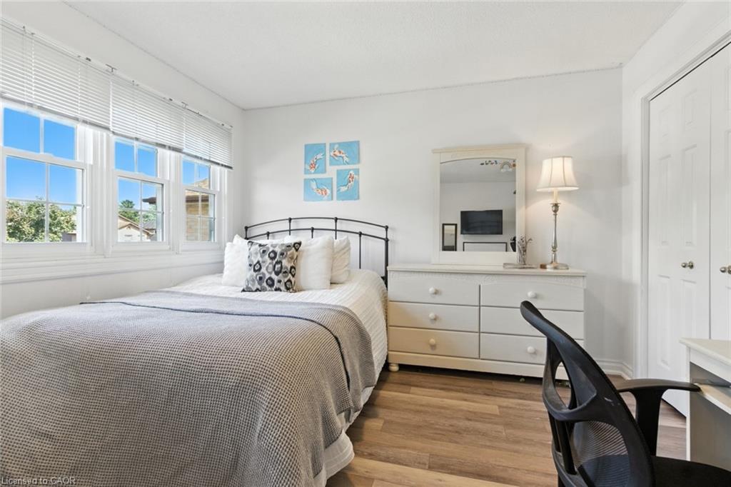 580 Deerhurst Drive, Burlington, ON - Indoor Photo Showing Bedroom