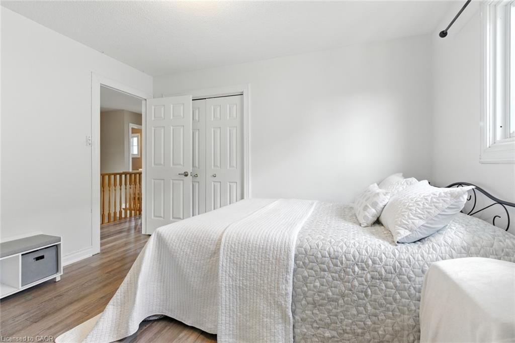 580 Deerhurst Drive, Burlington, ON - Indoor Photo Showing Bedroom