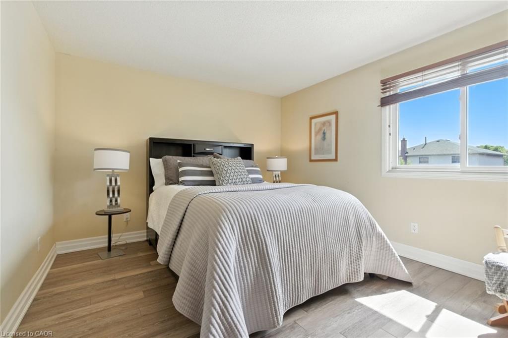 580 Deerhurst Drive, Burlington, ON - Indoor Photo Showing Bedroom
