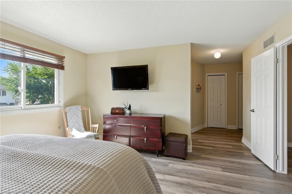 580 Deerhurst Drive, Burlington, ON - Indoor Photo Showing Bedroom