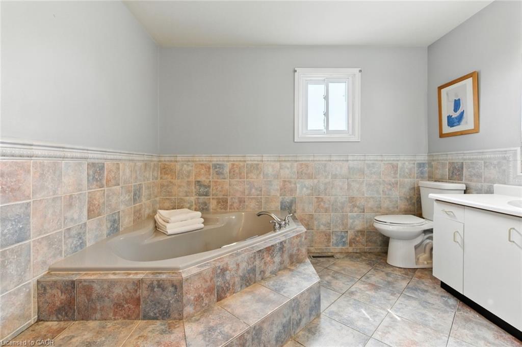 580 Deerhurst Drive, Burlington, ON - Indoor Photo Showing Bathroom