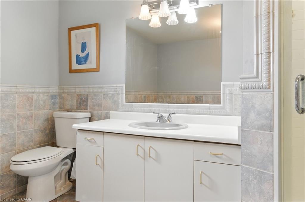 580 Deerhurst Drive, Burlington, ON - Indoor Photo Showing Bathroom