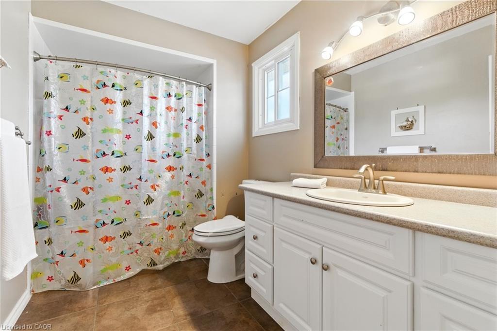 580 Deerhurst Drive, Burlington, ON - Indoor Photo Showing Bathroom