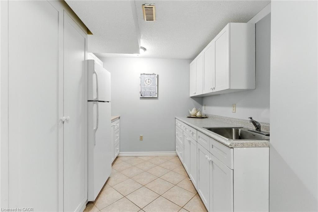 580 Deerhurst Drive, Burlington, ON - Indoor Photo Showing Kitchen