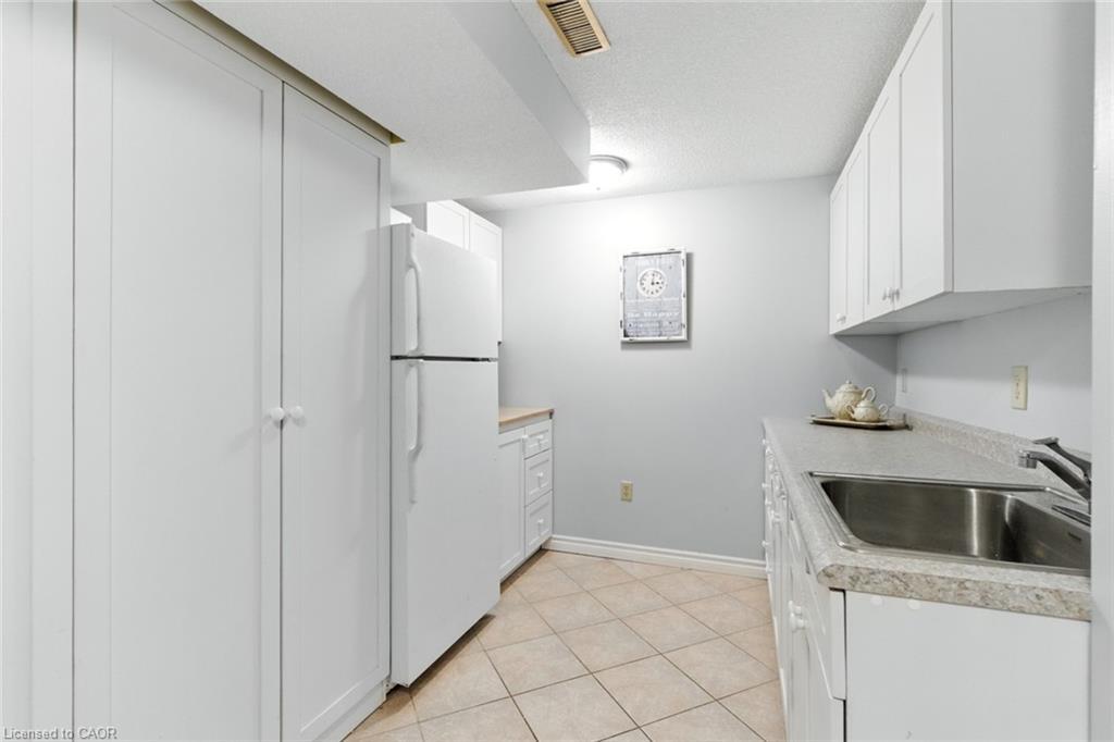 580 Deerhurst Drive, Burlington, ON - Indoor Photo Showing Kitchen