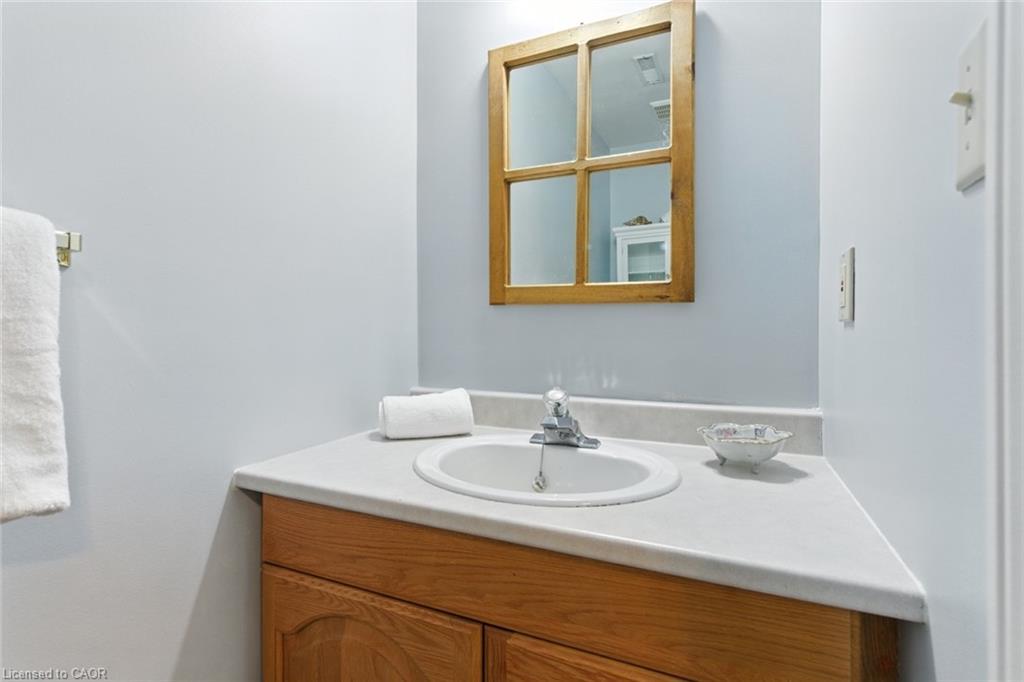 580 Deerhurst Drive, Burlington, ON - Indoor Photo Showing Bathroom