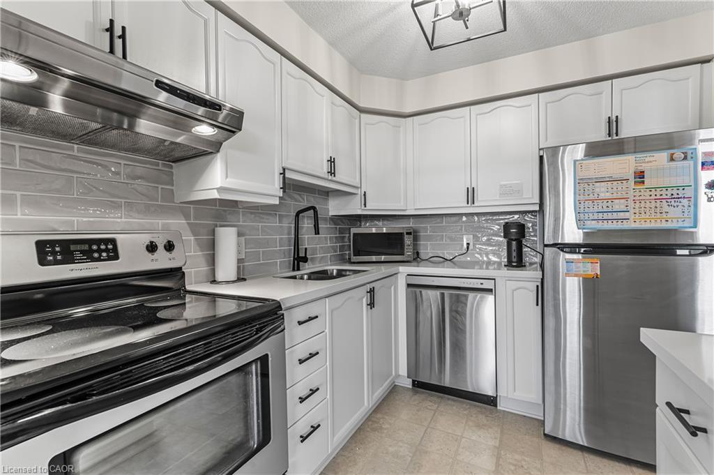 707-81 Scott Street, St. Catharines, ON - Indoor Photo Showing Kitchen