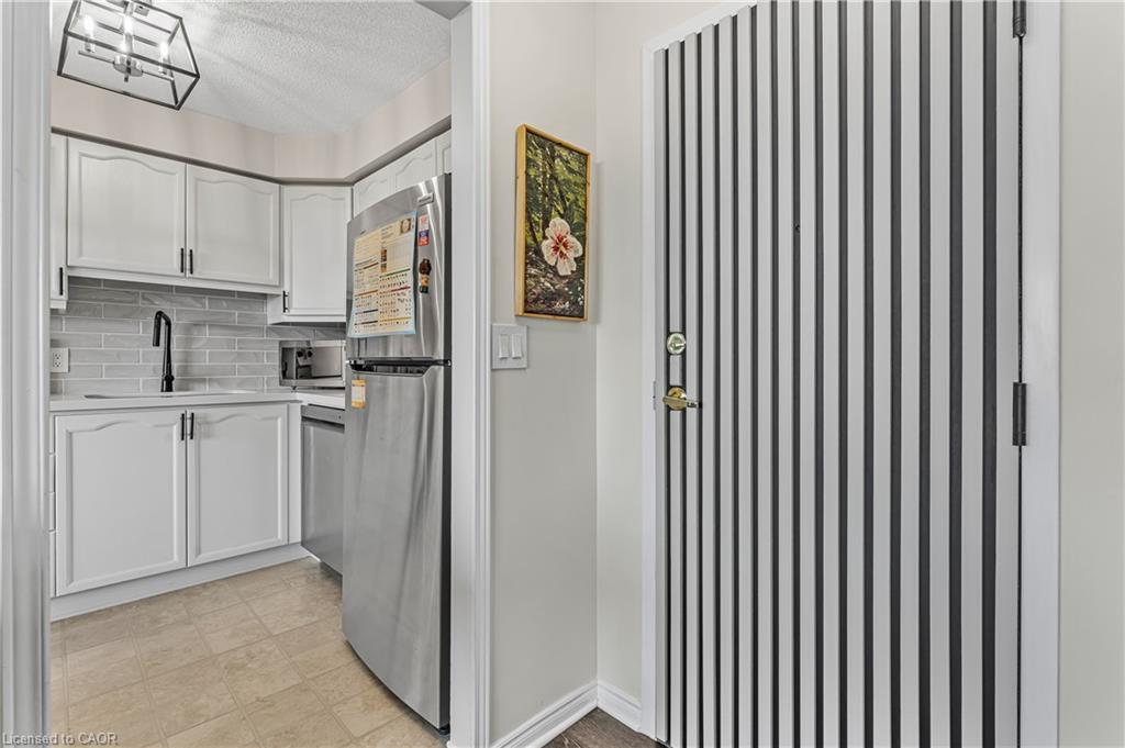 707-81 Scott Street, St. Catharines, ON - Indoor Photo Showing Kitchen