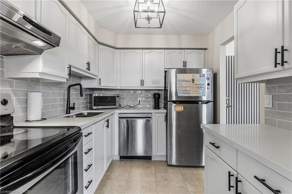 707-81 Scott Street, St. Catharines, ON - Indoor Photo Showing Kitchen With Double Sink