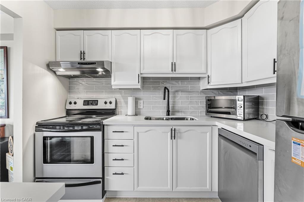 707-81 Scott Street, St. Catharines, ON - Indoor Photo Showing Kitchen With Double Sink