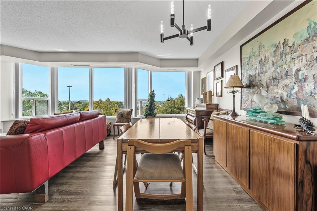 707-81 Scott Street, St. Catharines, ON - Indoor Photo Showing Living Room