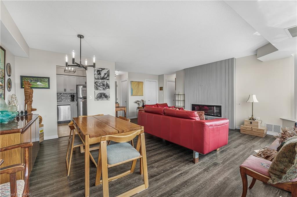 707-81 Scott Street, St. Catharines, ON - Indoor Photo Showing Living Room