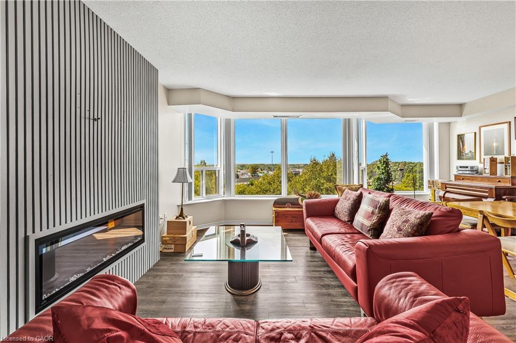 707-81 Scott Street, St. Catharines, ON - Indoor Photo Showing Living Room