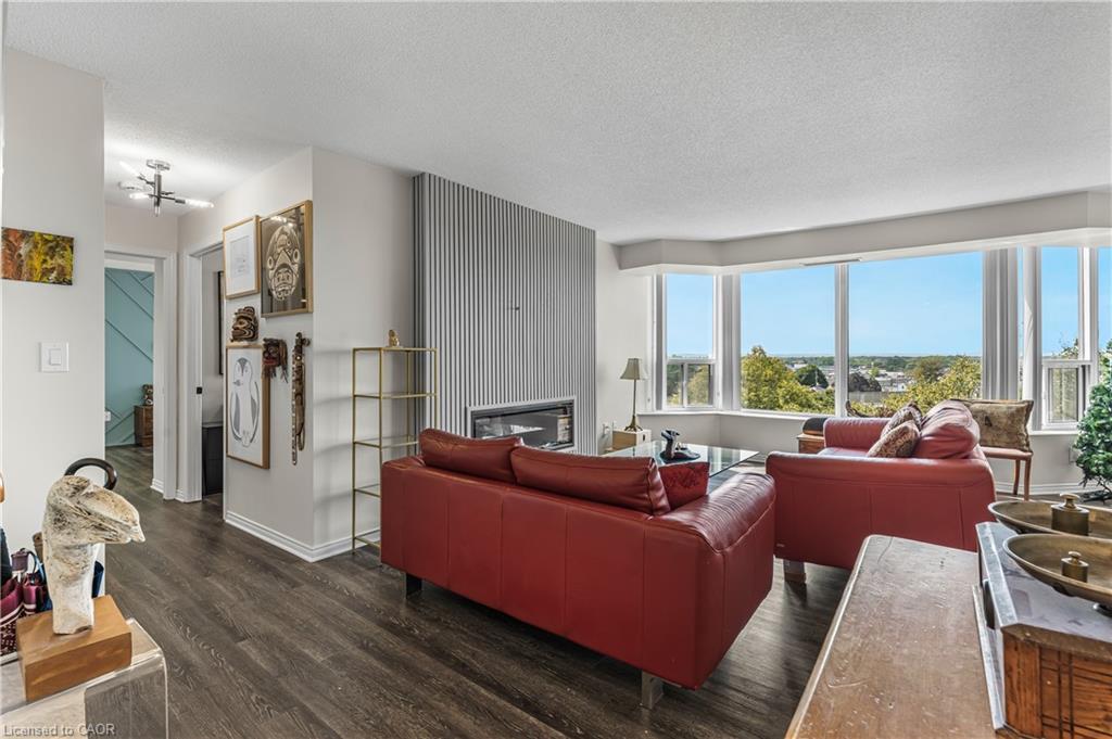 707-81 Scott Street, St. Catharines, ON - Indoor Photo Showing Living Room
