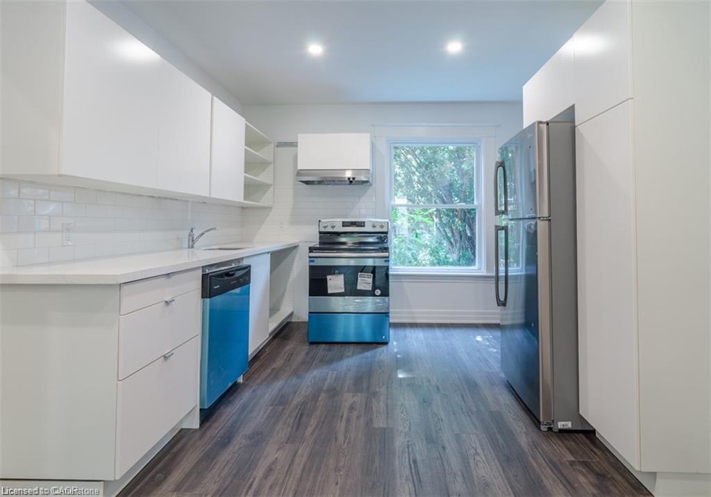 115 Spadina Avenue, Hamilton, ON - Indoor Photo Showing Kitchen
