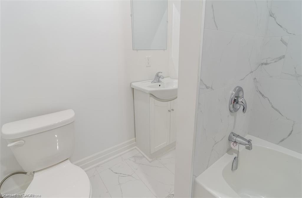 115 Spadina Avenue, Hamilton, ON - Indoor Photo Showing Bathroom