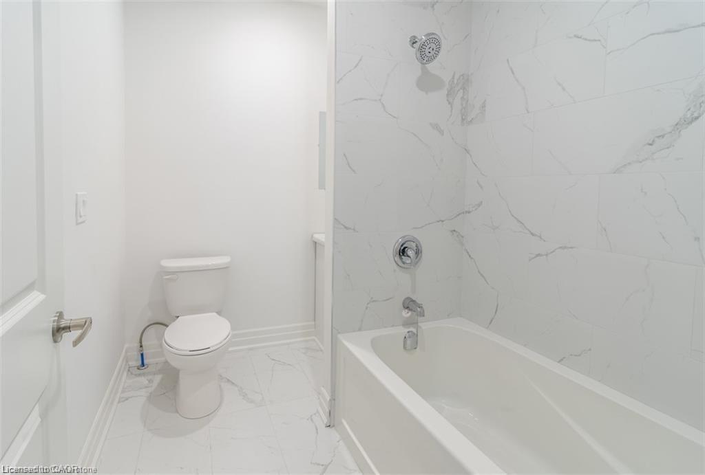 115 Spadina Avenue, Hamilton, ON - Indoor Photo Showing Bathroom