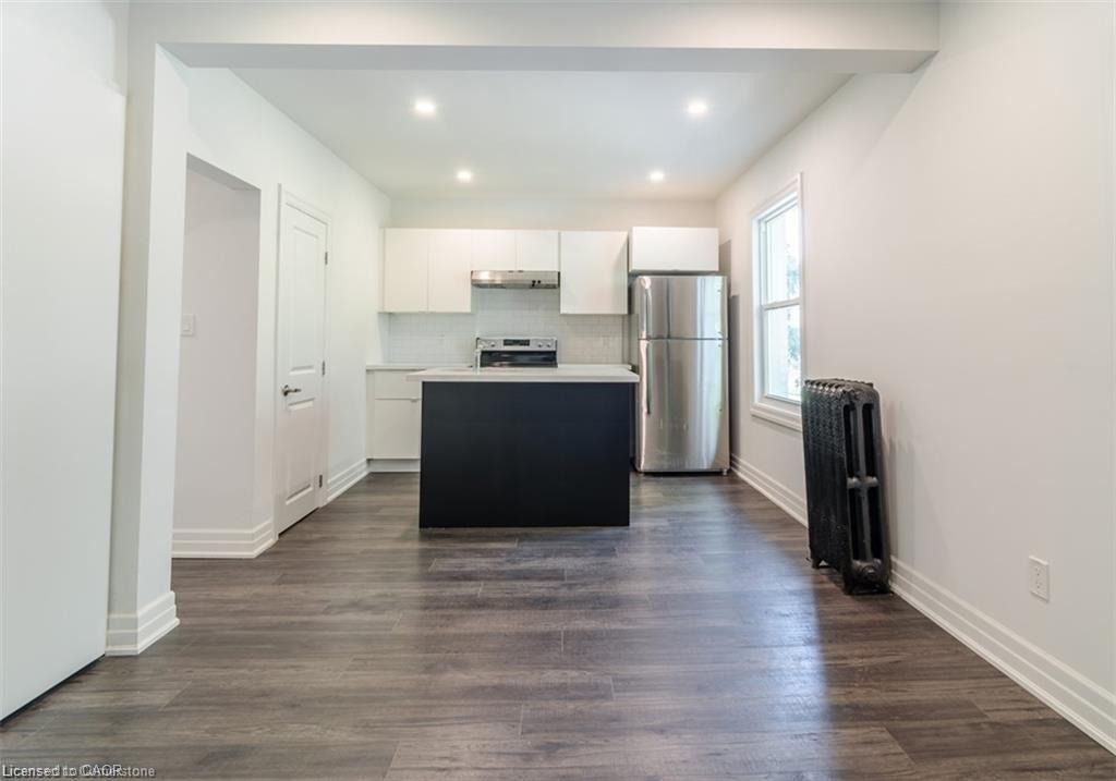 115 Spadina Avenue, Hamilton, ON - Indoor Photo Showing Kitchen