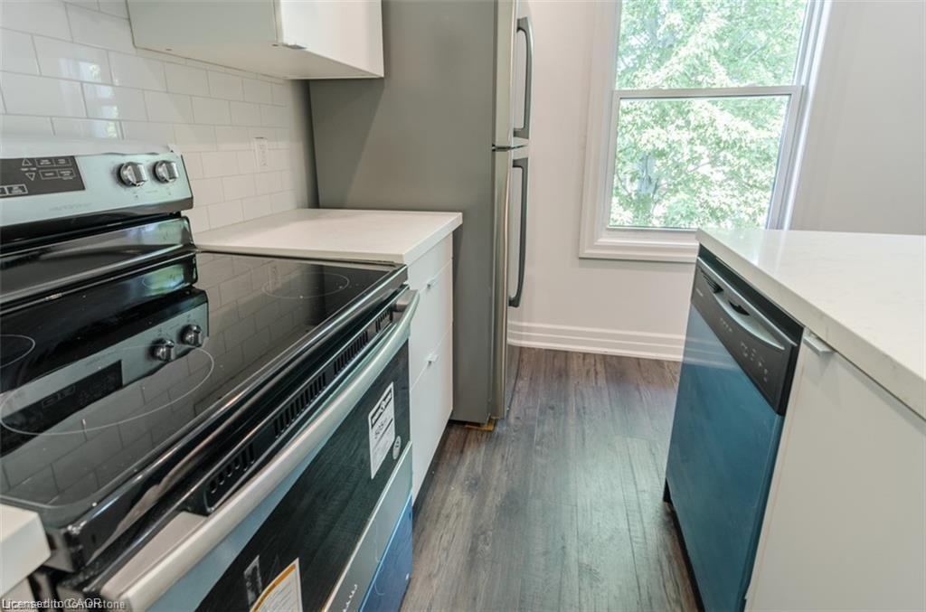 115 Spadina Avenue, Hamilton, ON - Indoor Photo Showing Kitchen