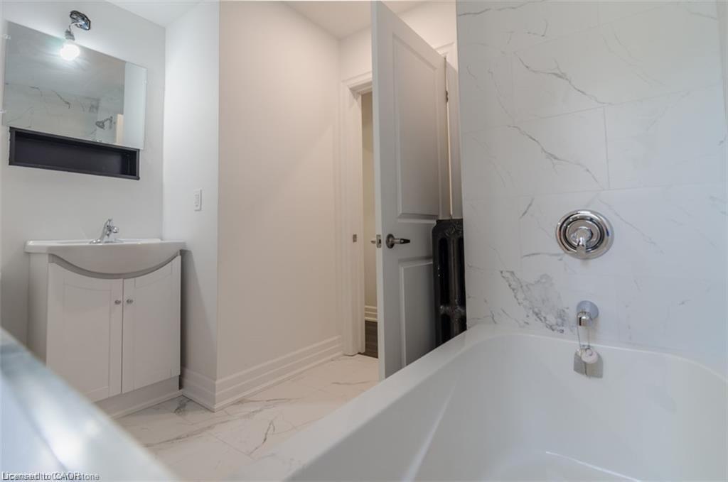 115 Spadina Avenue, Hamilton, ON - Indoor Photo Showing Bathroom