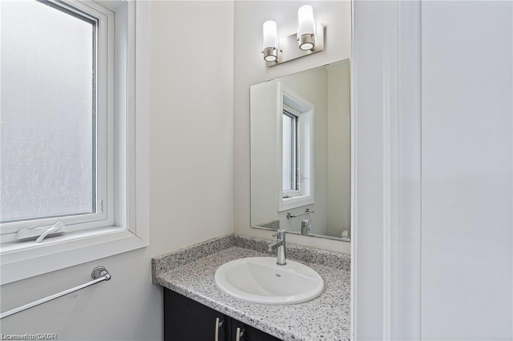 34 Sportsman Hill Street, Kitchener, ON - Indoor Photo Showing Bathroom