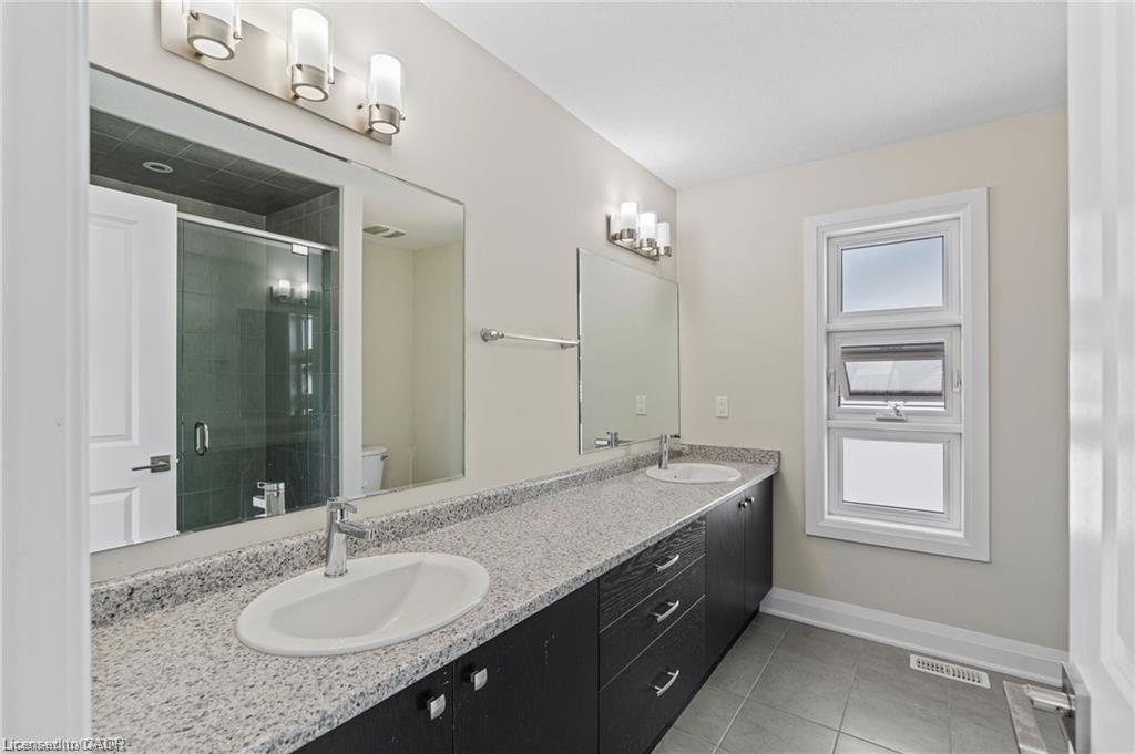 34 Sportsman Hill Street, Kitchener, ON - Indoor Photo Showing Bathroom