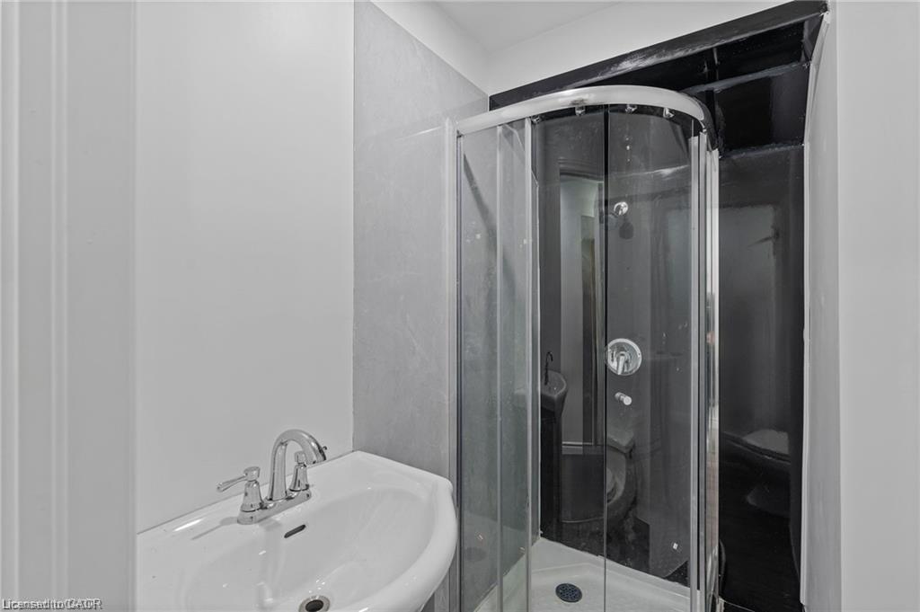 34 Sportsman Hill Street, Kitchener, ON - Indoor Photo Showing Bathroom