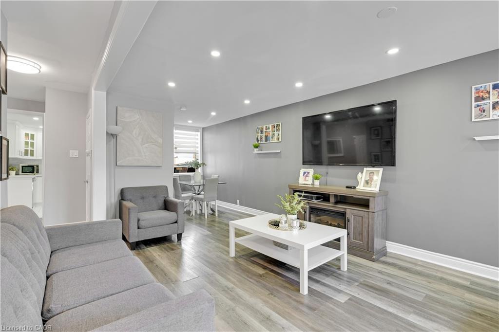 12 Lincoln Street, Hamilton, ON - Indoor Photo Showing Living Room