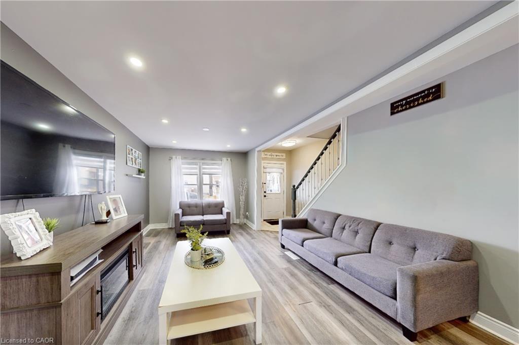 12 Lincoln Street, Hamilton, ON - Indoor Photo Showing Living Room