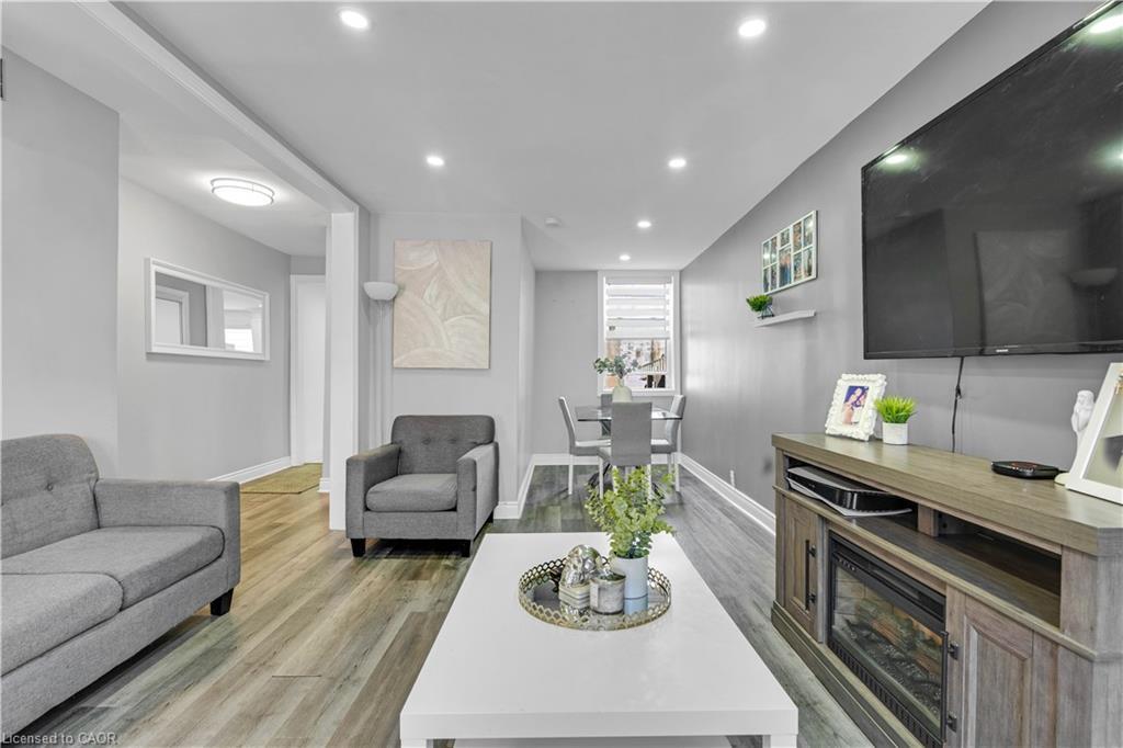 12 Lincoln Street, Hamilton, ON - Indoor Photo Showing Living Room