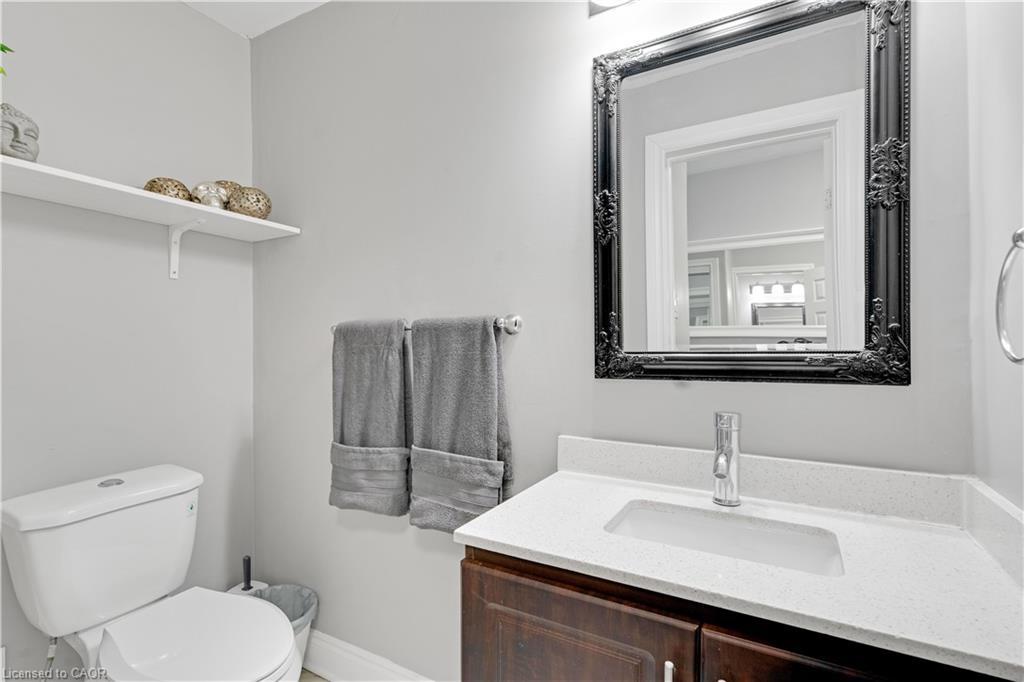 12 Lincoln Street, Hamilton, ON - Indoor Photo Showing Bathroom