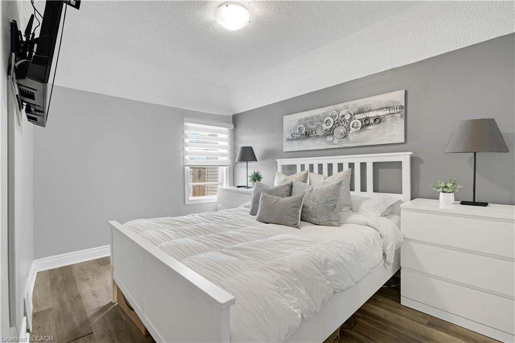 12 Lincoln Street, Hamilton, ON - Indoor Photo Showing Bedroom