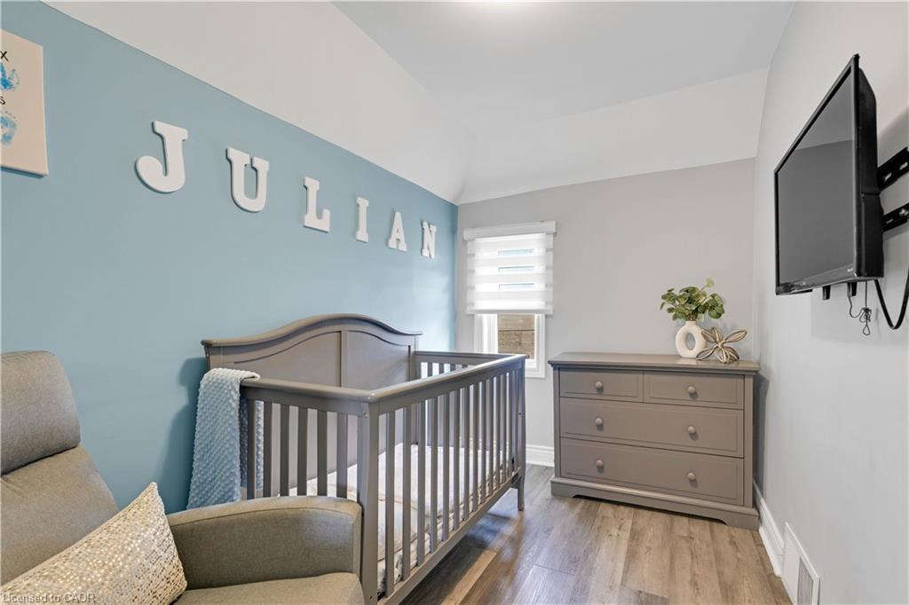 12 Lincoln Street, Hamilton, ON - Indoor Photo Showing Bedroom