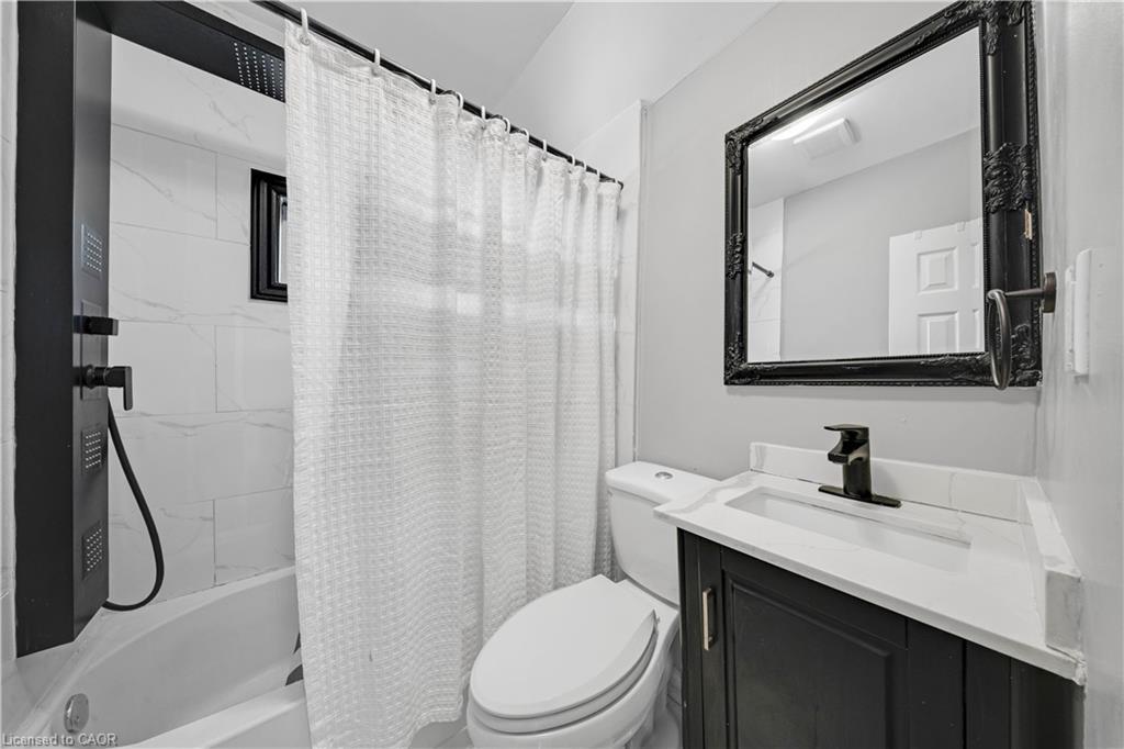12 Lincoln Street, Hamilton, ON - Indoor Photo Showing Bathroom