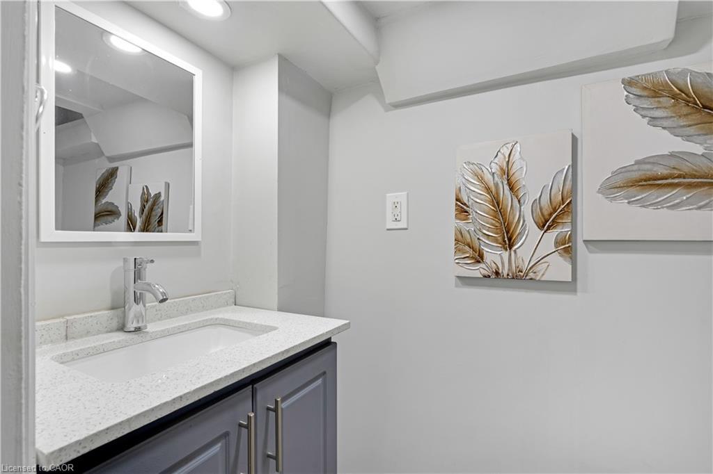 12 Lincoln Street, Hamilton, ON - Indoor Photo Showing Bathroom