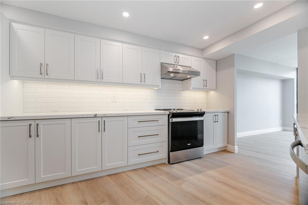 606-1240 Marlborough Court, Oakville, ON - Indoor Photo Showing Kitchen With Upgraded Kitchen