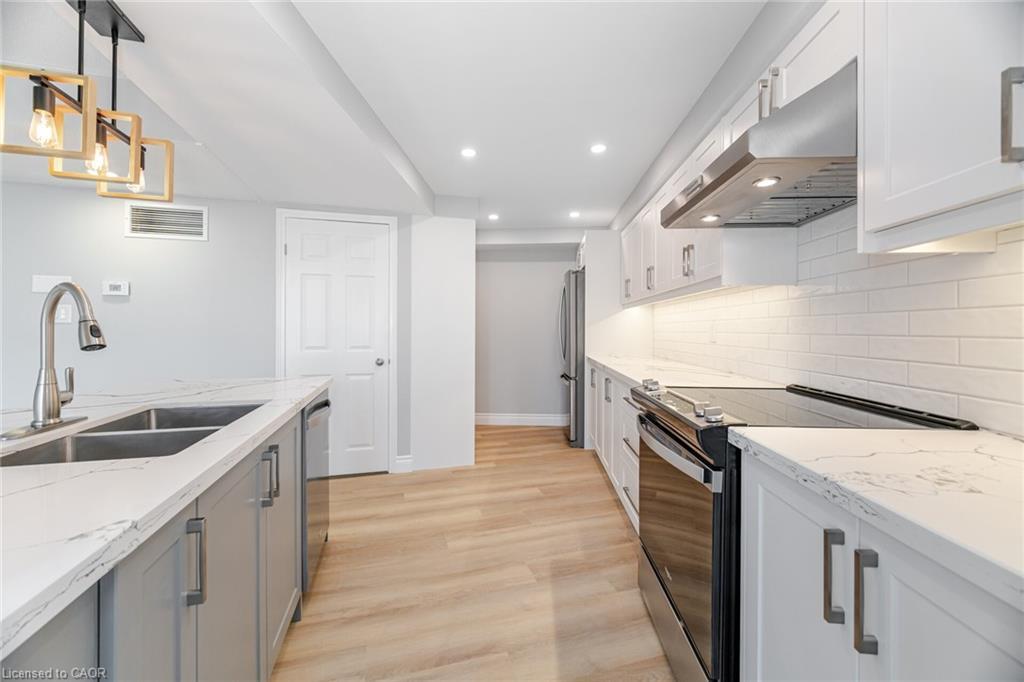 606-1240 Marlborough Court, Oakville, ON - Indoor Photo Showing Kitchen With Double Sink With Upgraded Kitchen