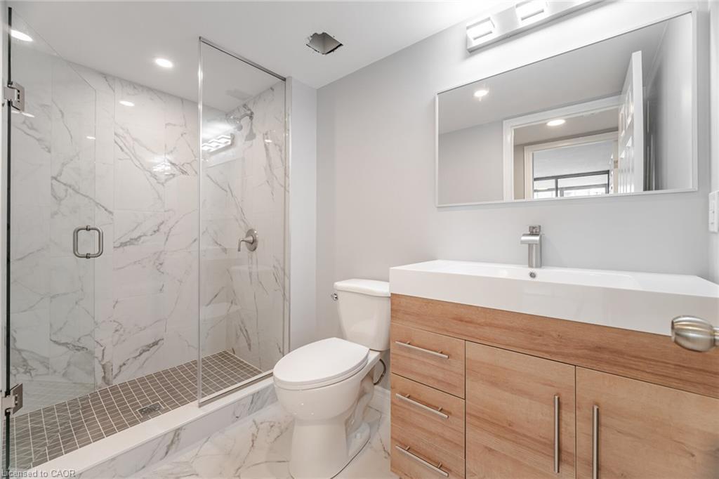 606-1240 Marlborough Court, Oakville, ON - Indoor Photo Showing Bathroom