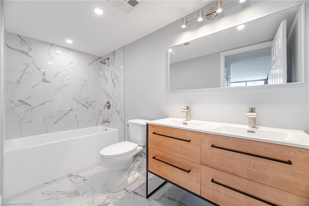 606-1240 Marlborough Court, Oakville, ON - Indoor Photo Showing Bathroom