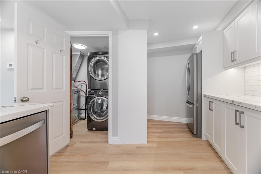 606-1240 Marlborough Court, Oakville, ON - Indoor