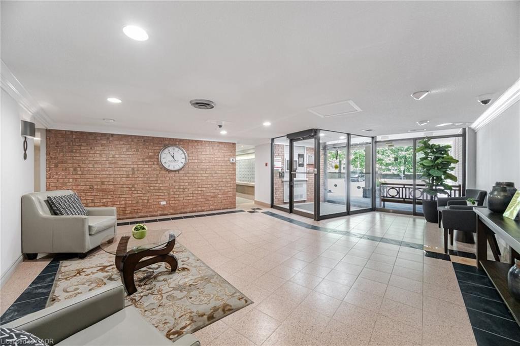 606-1240 Marlborough Court, Oakville, ON - Indoor Photo Showing Other Room