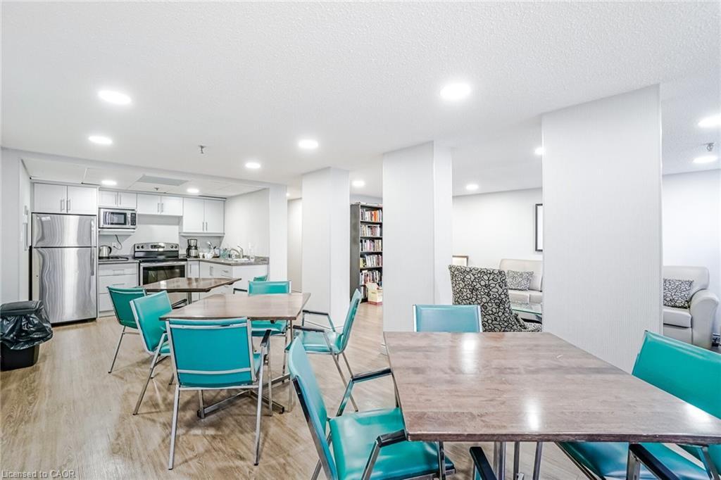 606-1240 Marlborough Court, Oakville, ON - Indoor Photo Showing Dining Room