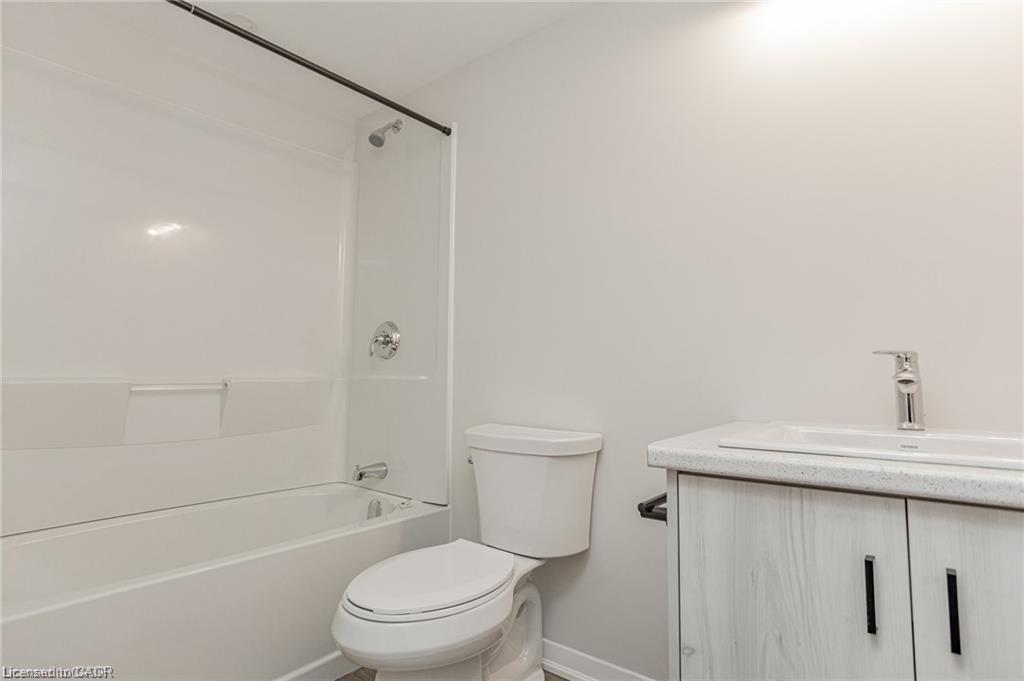 202-3998 Victoria Avenue, Lincoln, ON - Indoor Photo Showing Bathroom