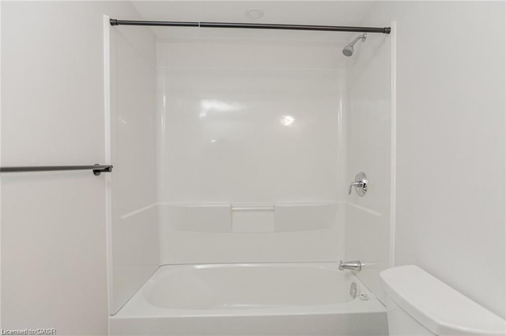 202-3998 Victoria Avenue, Lincoln, ON - Indoor Photo Showing Bathroom