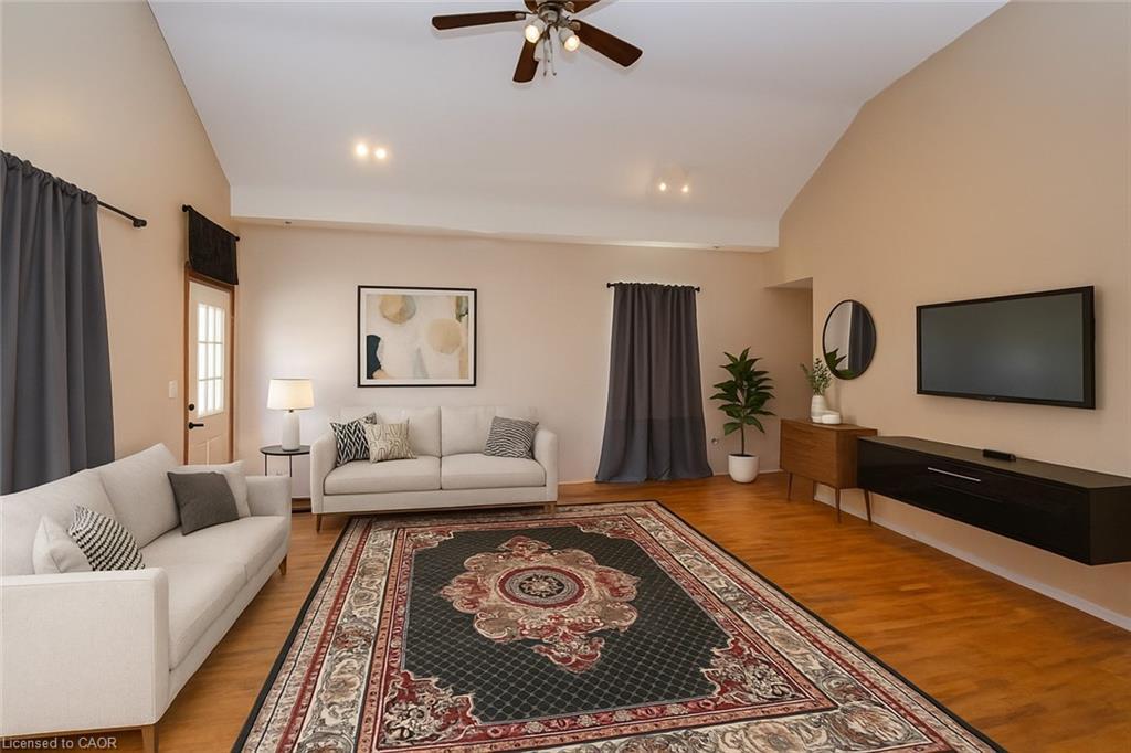 139 Chestnut Avenue, Brantford, ON - Indoor Photo Showing Living Room