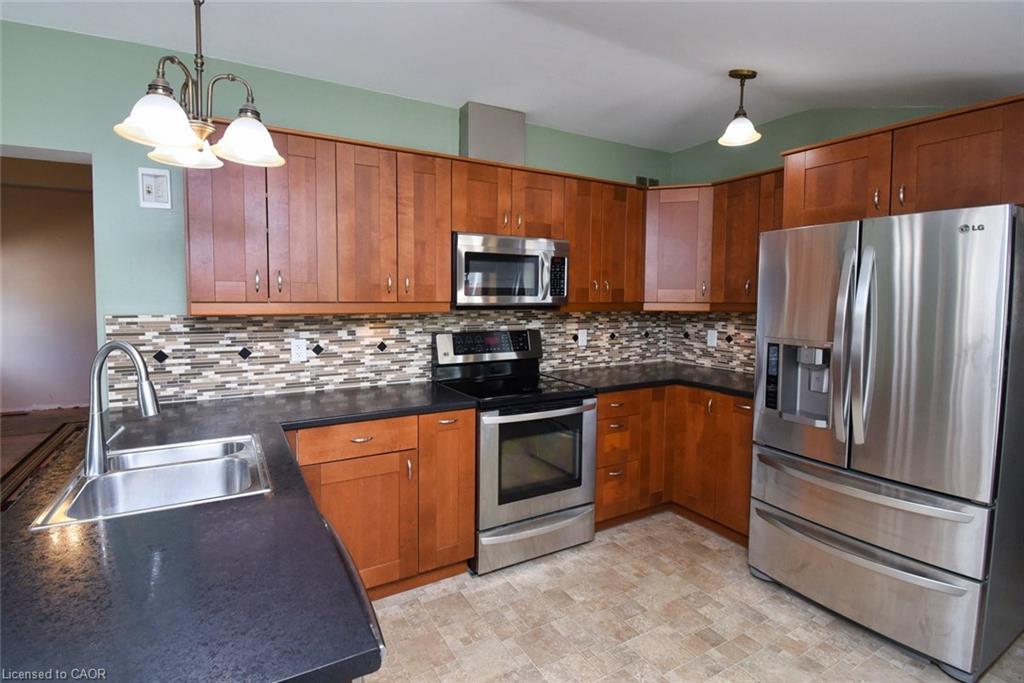 139 Chestnut Avenue, Brantford, ON - Indoor Photo Showing Kitchen With Double Sink