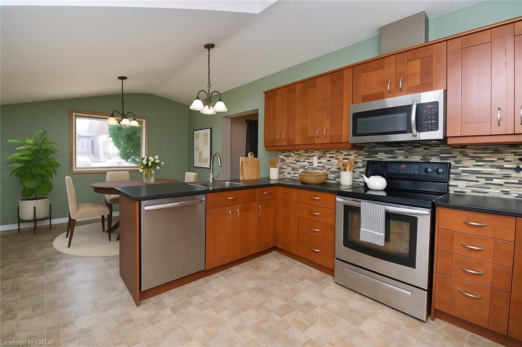 139 Chestnut Avenue, Brantford, ON - Indoor Photo Showing Kitchen