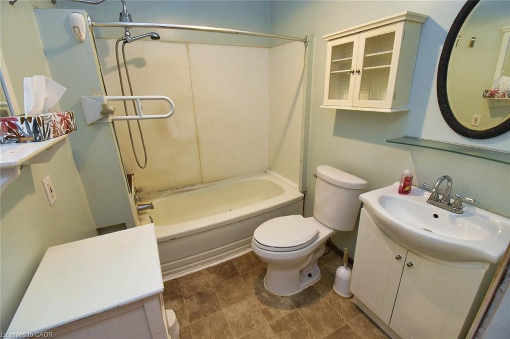 139 Chestnut Avenue, Brantford, ON - Indoor Photo Showing Bathroom
