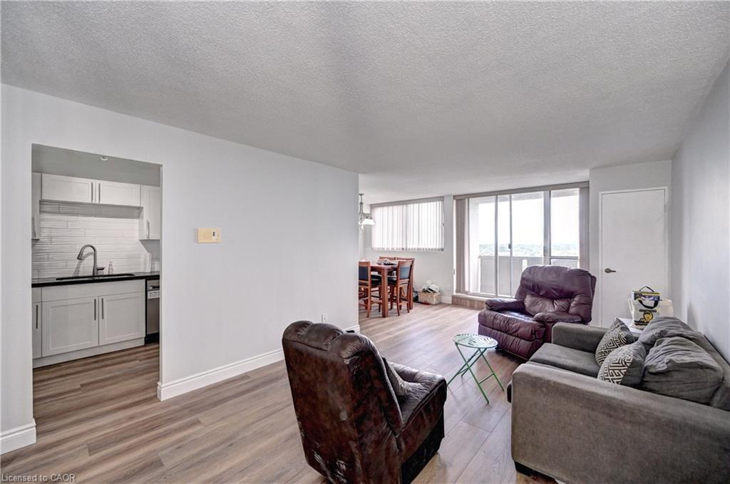 1502-375 King Street N, Waterloo, ON - Indoor Photo Showing Living Room